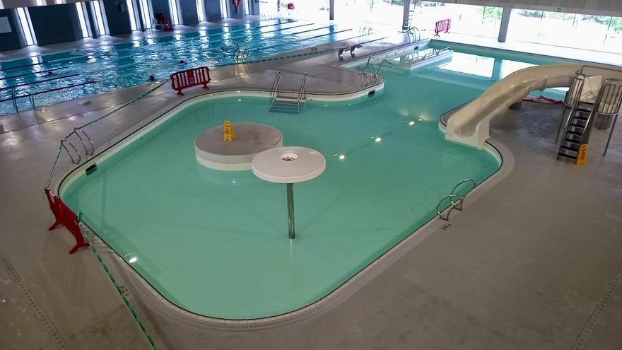 Una grieta en el fondo de la piscina lúdica de Ibaiondo obliga a su cierre para repararla