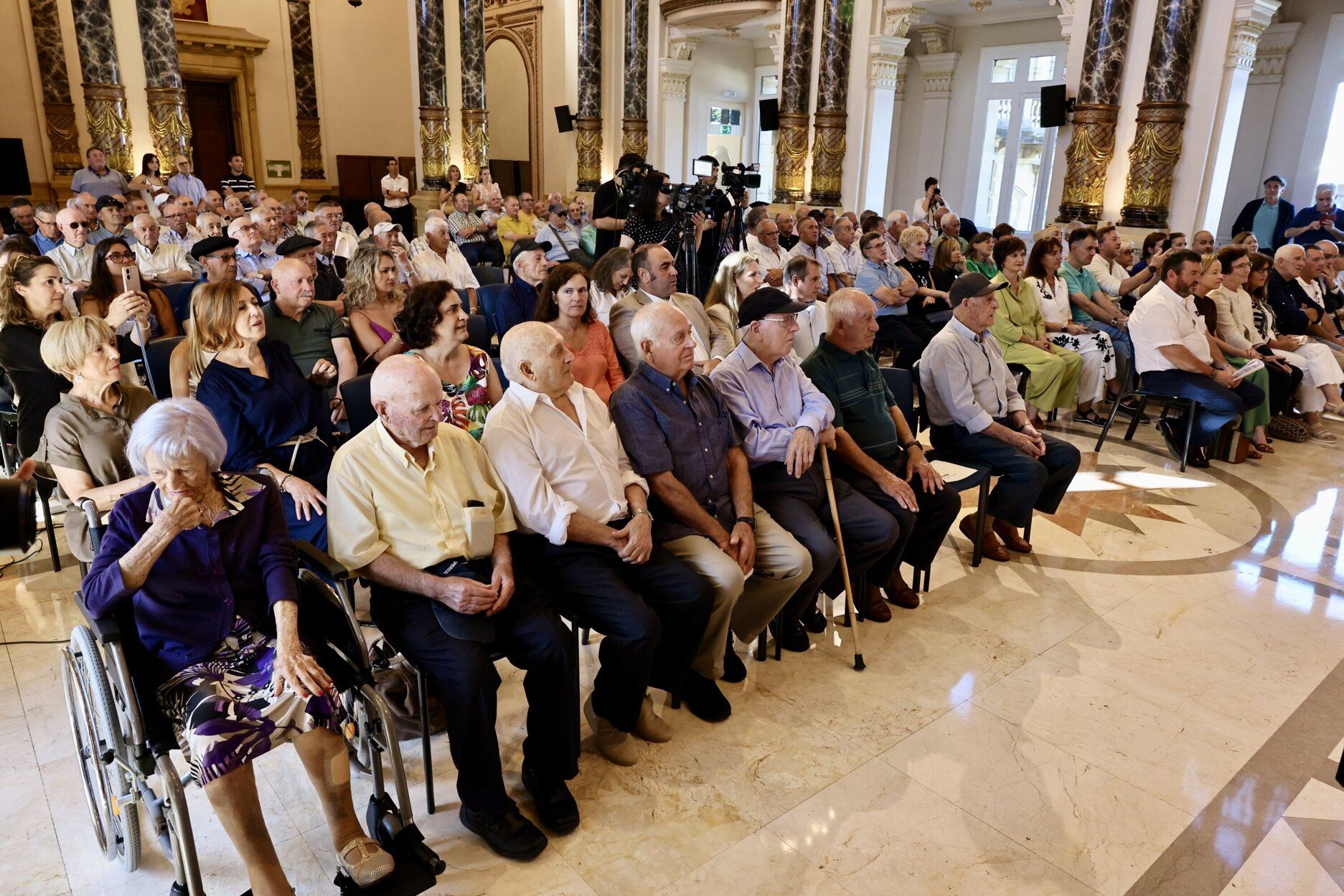 Homenaje a los arrantzales en el salón de plenos de Donostia