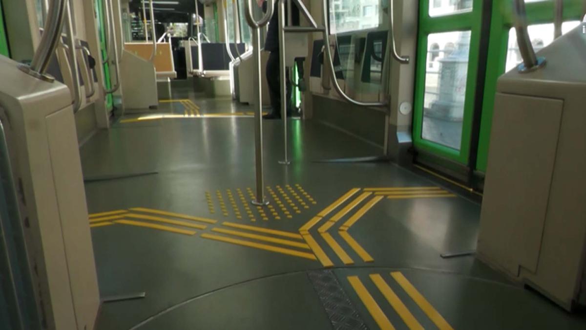 Detalle del suelo podotáctil de los tranvías en Vitoria y Bilbao