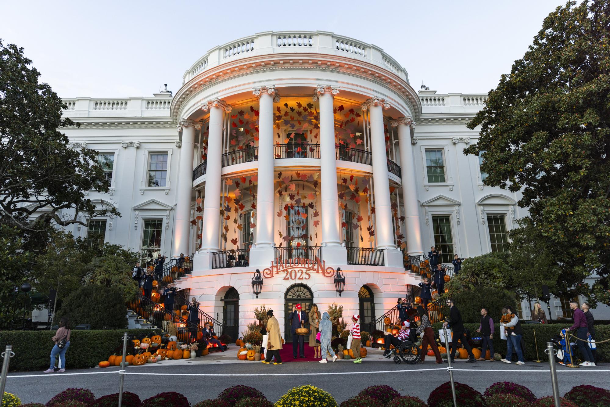 Melania y Trump se rinden ante Halloween: dulces, niños y calabazas en la Casa Blanca