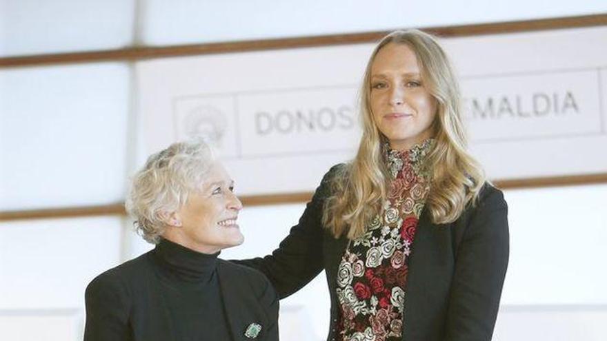 Las actrices Glenn Close (i) y Annie Starke, durante la presentación hoy de la película &quot;The wife (La buena esposa)&quot;