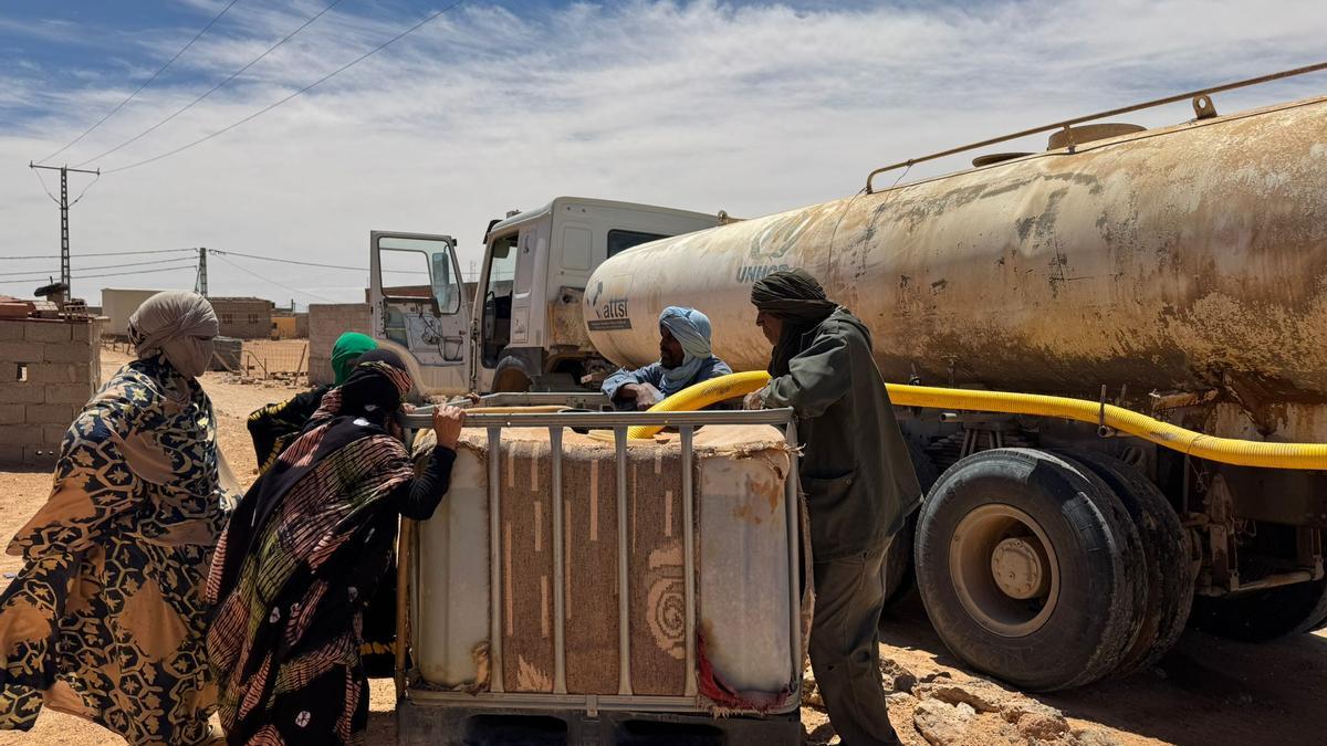 Distribución de agua en los campamentos de personas refugiadas saharauis en el desierto de Tinduf (Argelia).