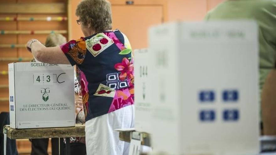 Votación en un colegio electoral de Montreal.