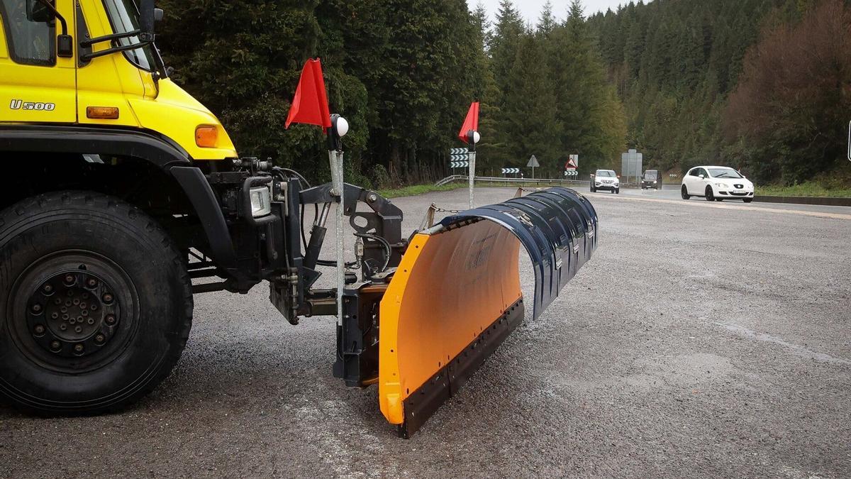 Imagen de archivo de una máquina quitanieves lista para actuar en la carretera del alto de Barazar. Imagen de archivo de una máquina quitanieves lista para actuar en la carretera del alto de Barazar.