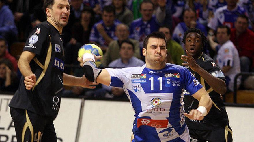 Carlos Ruesga lanza a portería, ante Metlicic y Abalo.