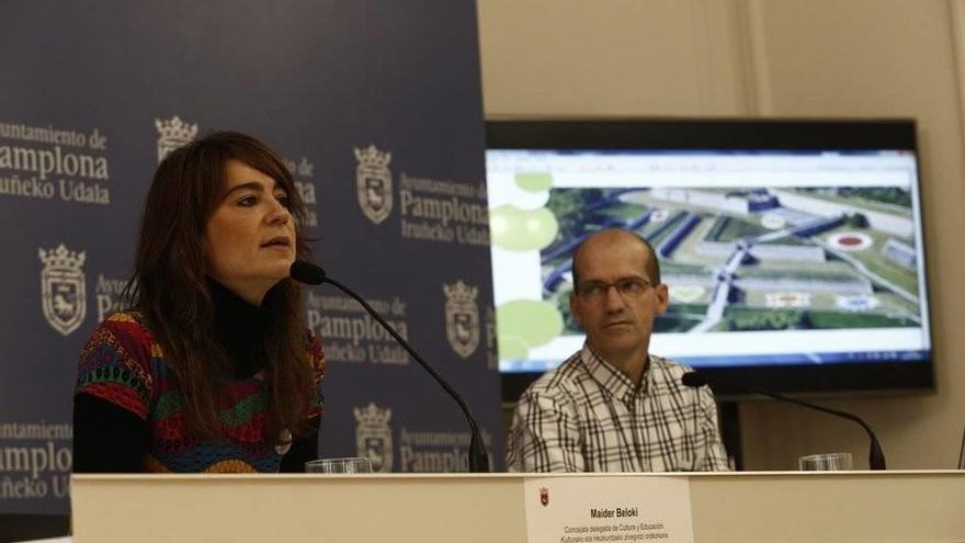 Los concejales Joxe Abaurrea y Maider Beloki presentan el programa Naturart.