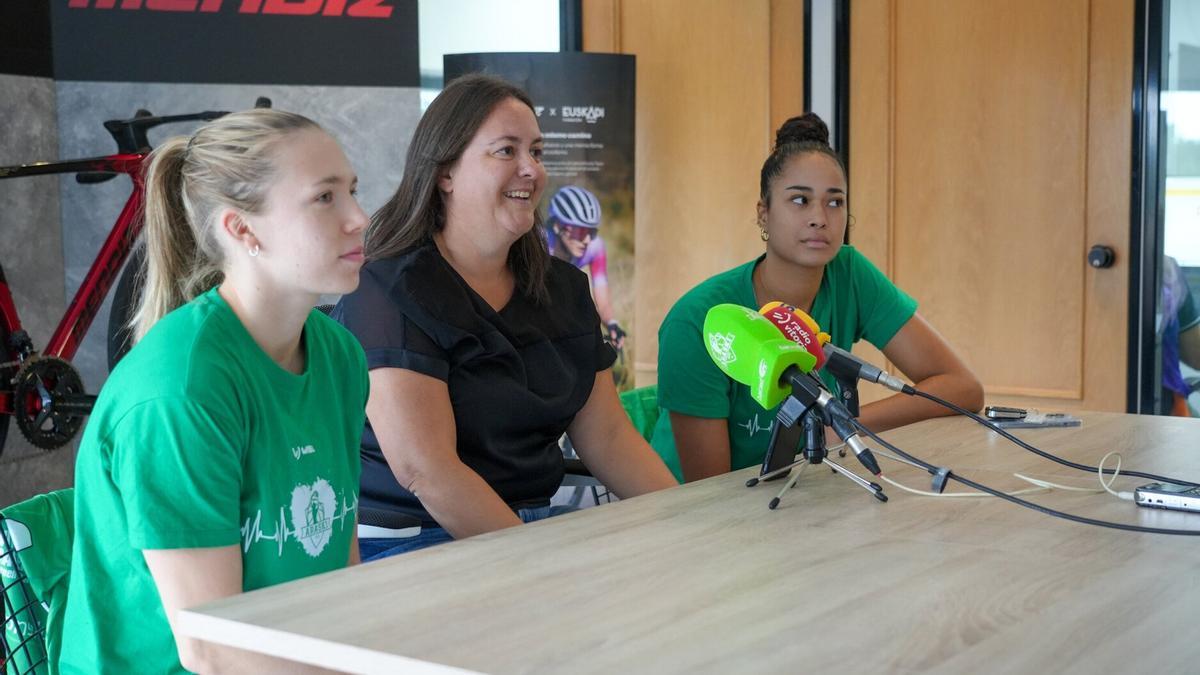 Lotta-Maj Lahtinen y Noa Morro junto a Iratxe Rodríguez durante la presentación de las nuevas jugadoras del Araski.