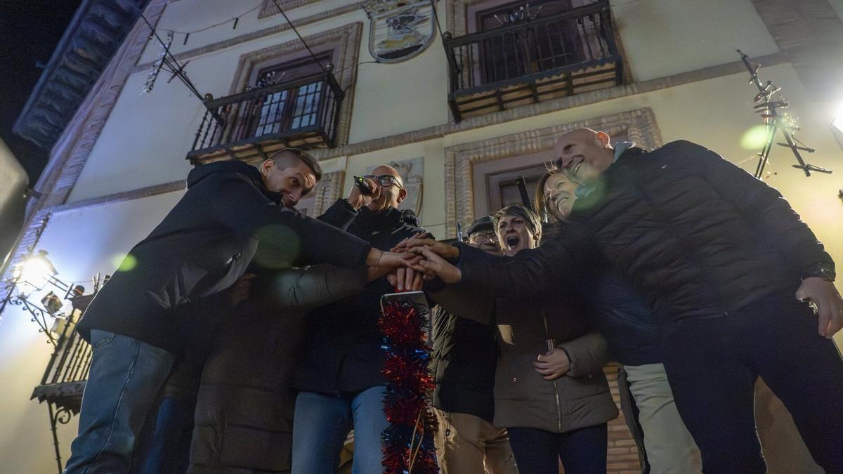 Los concejales y concejalas realizando el encendido de forma conjunta.