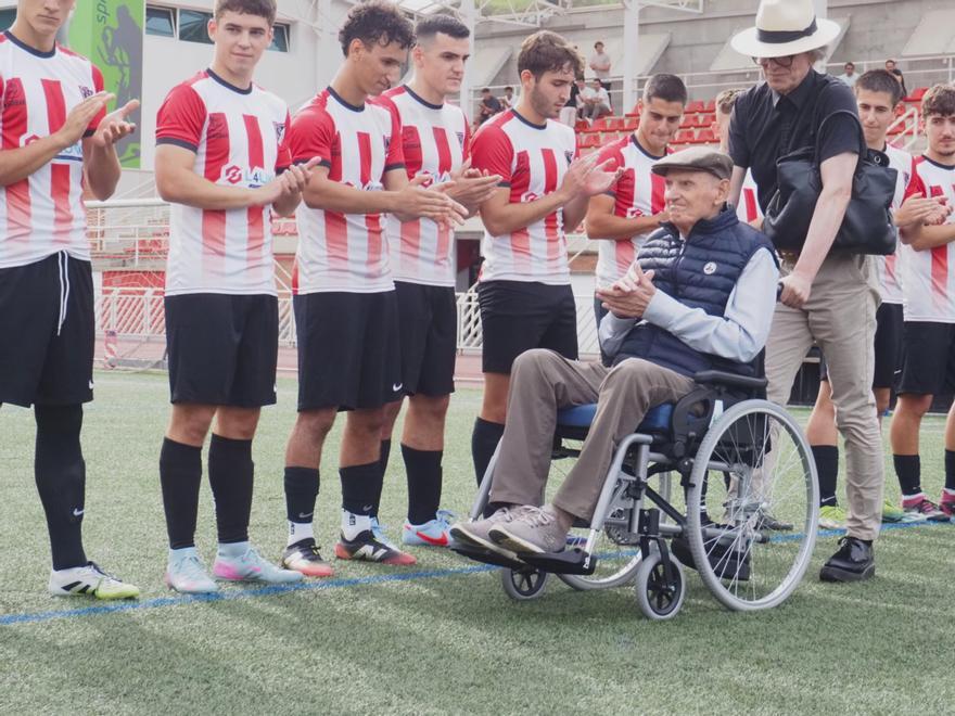Los jugadores del CD Elgoibar y el Bergara KE han hecho un pasillo de honor Arakistain.