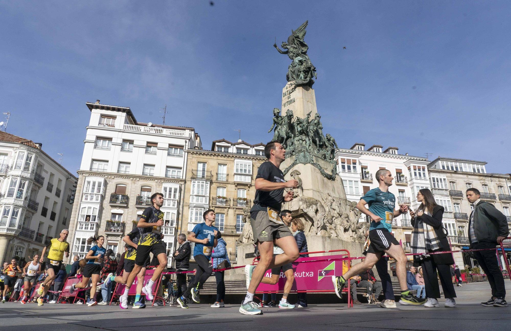 En imágenes: Un millar de corredores atraviesan la almendra