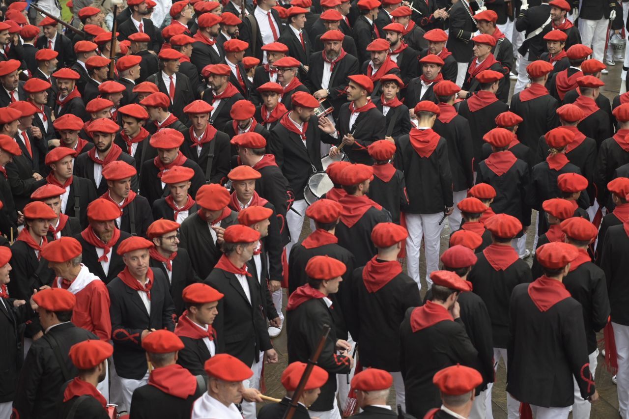 El Alarde desfila por las calles de Hondarribia