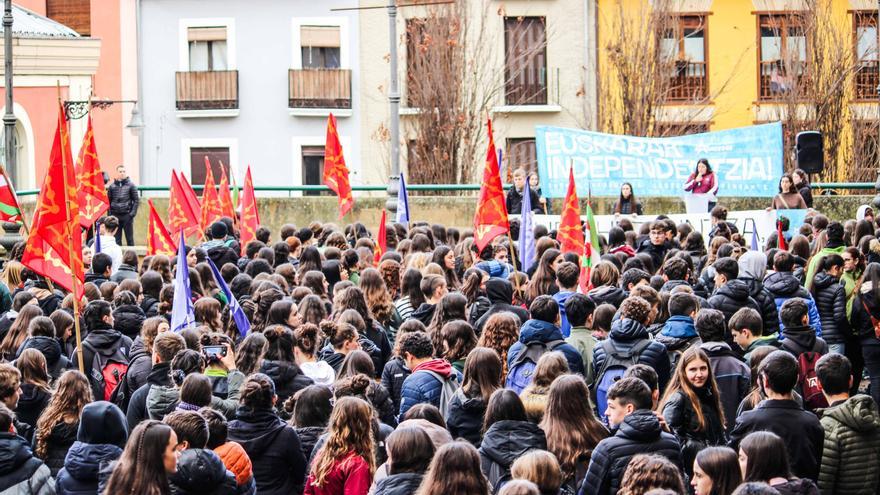 Ikama moviliza a cientos de estudiantes en Pamplona a favor de una educación euskaldun