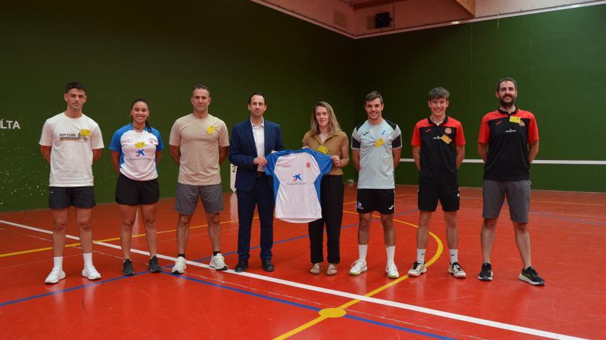 Unos 40 reclusos y reclusas juegan a pelota en el Centro Penitenciario de Pamplona