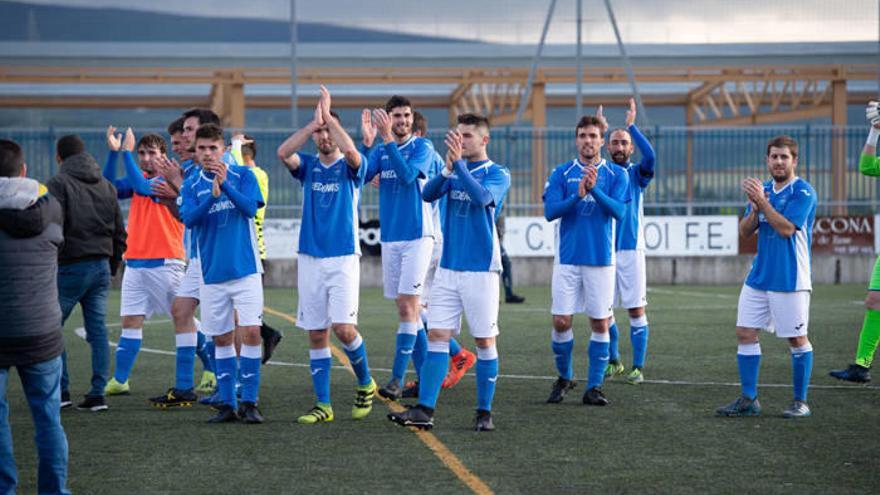 Los jugadores del Ardoi celebran la permanencia.