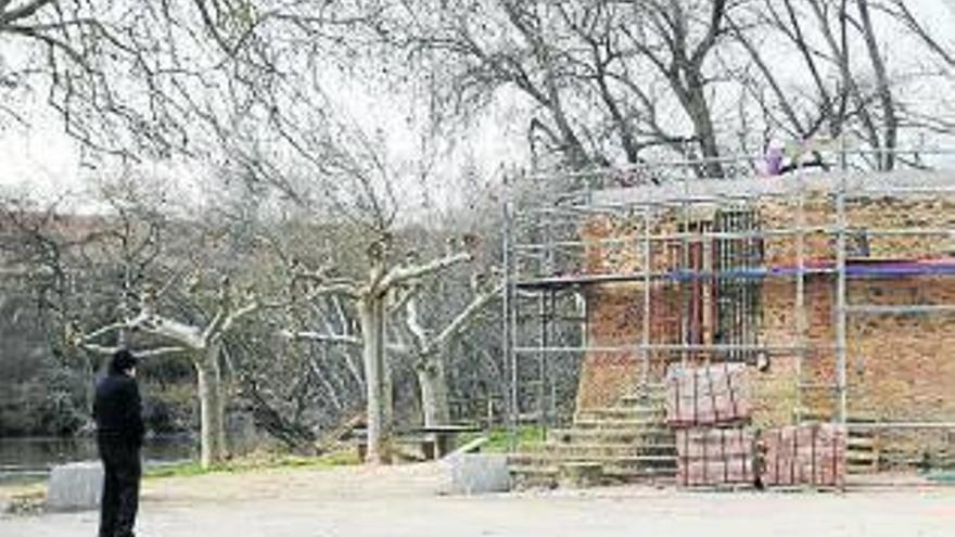 Un vecino observa las obras.