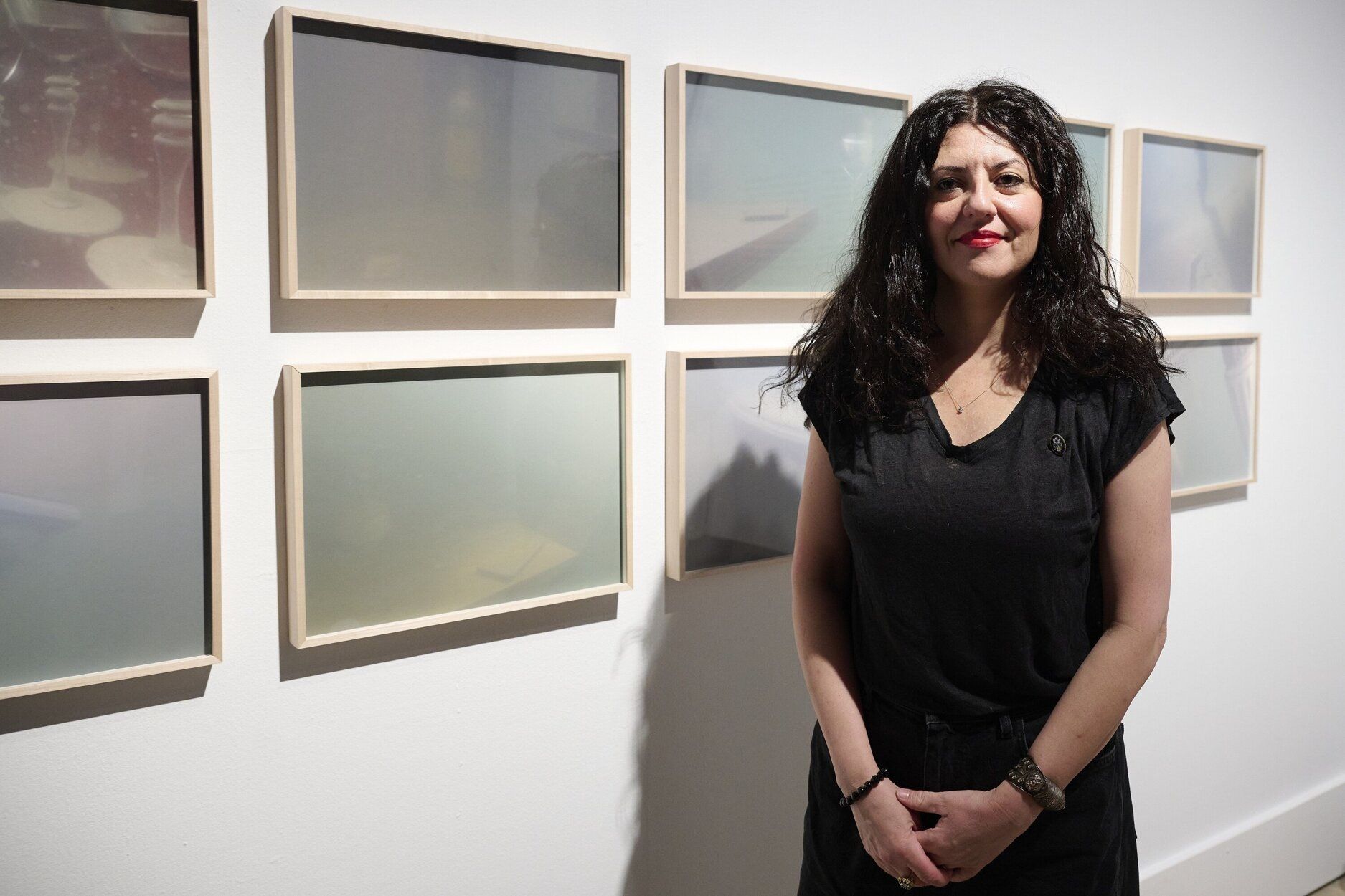La artista Greta Alfaro, retratada junto a fotografías de su proyecto de videocreación &#039;Narciso&#039;.