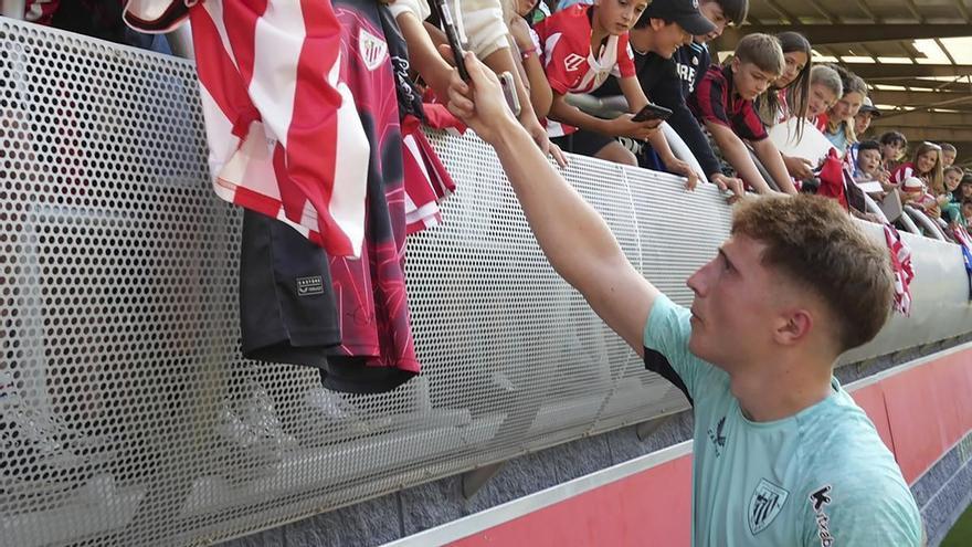 El curioso regalo que le han hecho a Mikel Jauregizar en el entrenamiento a puerta abierta en Lezama