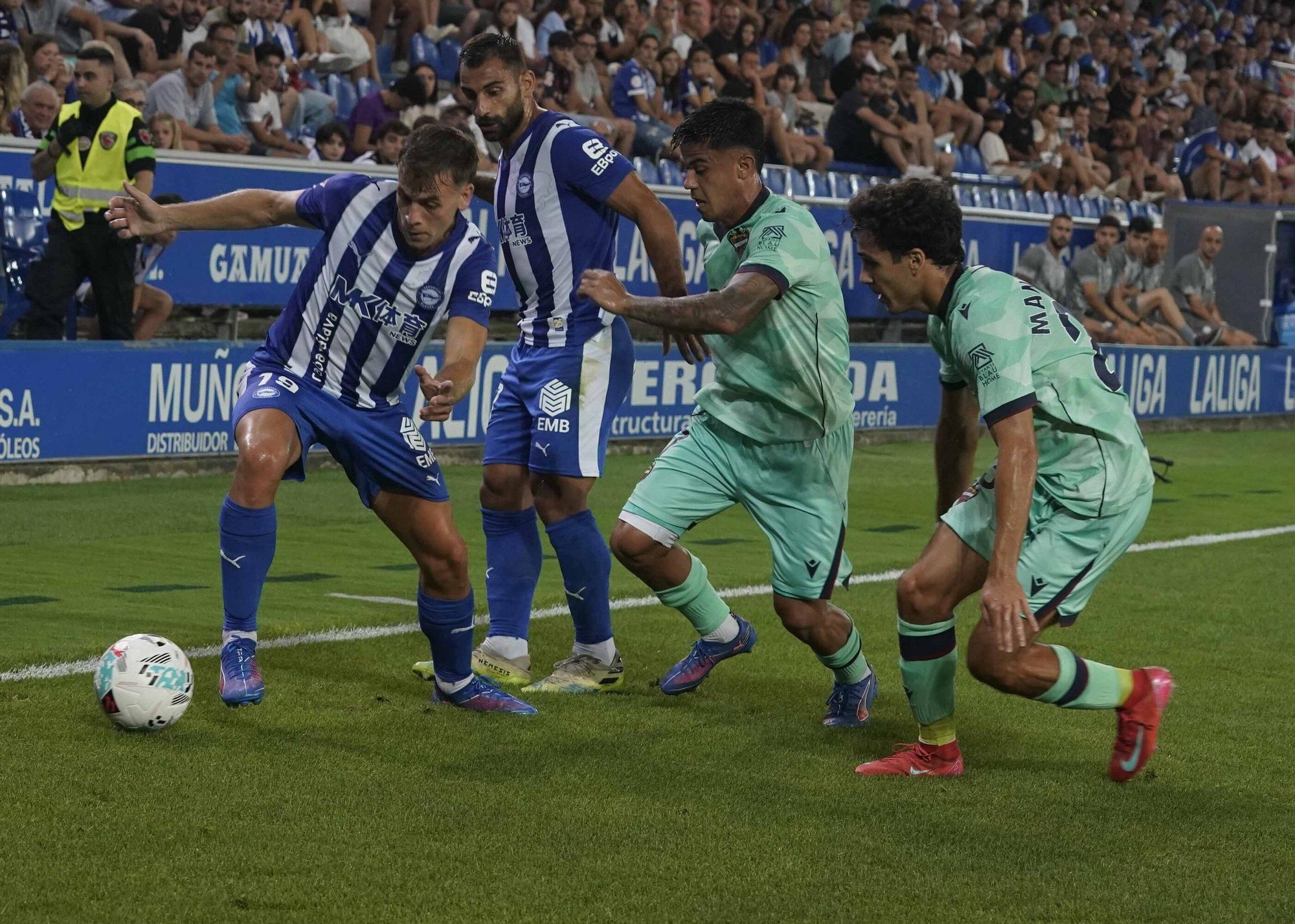 En imágenes: Así está siendo el debut liguero del Alavés contra el Levante