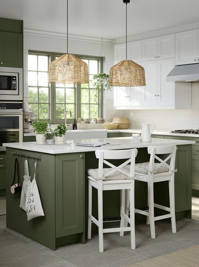 Taburetes de madera blanca y con un respaldo en cruz que aportan un aire rústico.