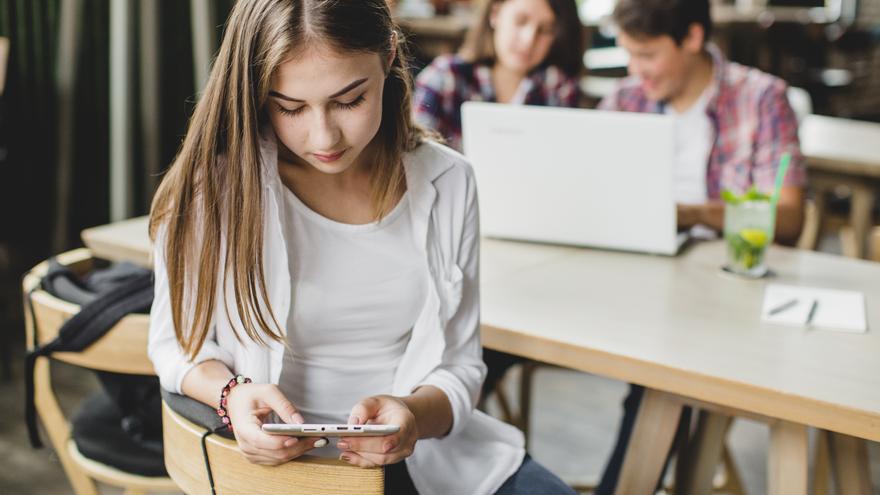 Conoce el método que evita que el teléfono móvil se convierta en una distracción en el colegio