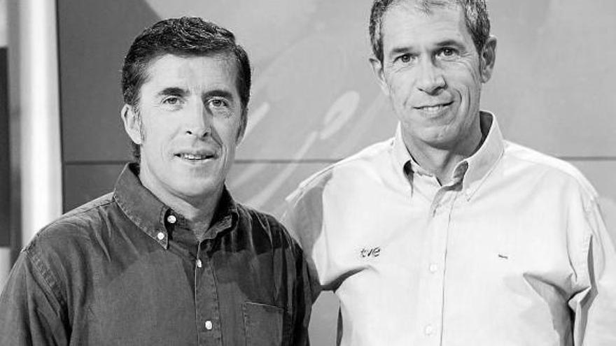 Los comentaristas deportivos Pedro Delgado y Carlos de Andrés.