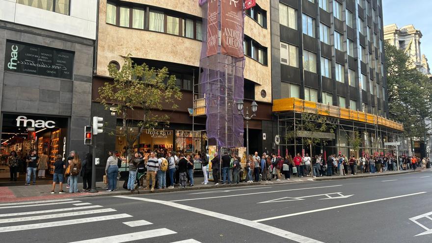 Largas colas para la firma de discos de Fito en Bilbao