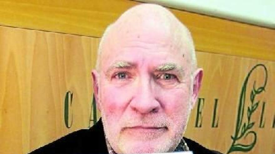 Mora sostiene el recopilatorio de su más célebre creación, ‘El gran libro de El Capitán Trueno’.