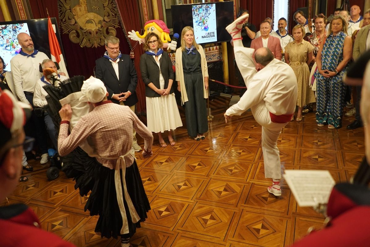 Recepción a la sociedad bilbaina en el Ayuntamiento de Bilbao