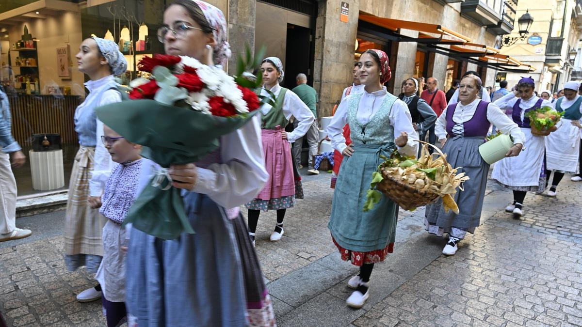 Los dantzaris de Trabudu Dantzari Taldea han encabezado la kalejira txakolinera.