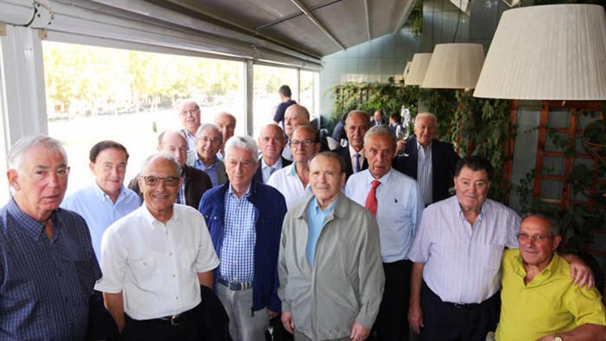 La promoción de 1964 de la Escuela de Minas de Bilbao se juntó, cincuenta años después, en una jornada de intensas emociones que acabó en el Baita Gaminiz de Alameda Mazarredo, donde pusieron el broche a un día de reencuentros
