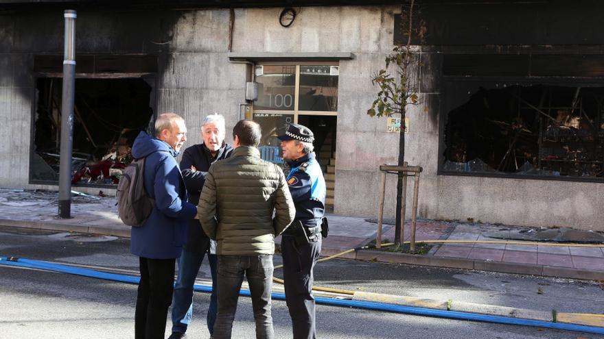 El alcalde de Pamplona visita la zona afectada por el incendio de un bazar en la Rochapea