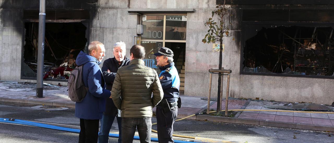 El alcalde de Pamplona visita la zona afectada por el incendio en la Rochapea
