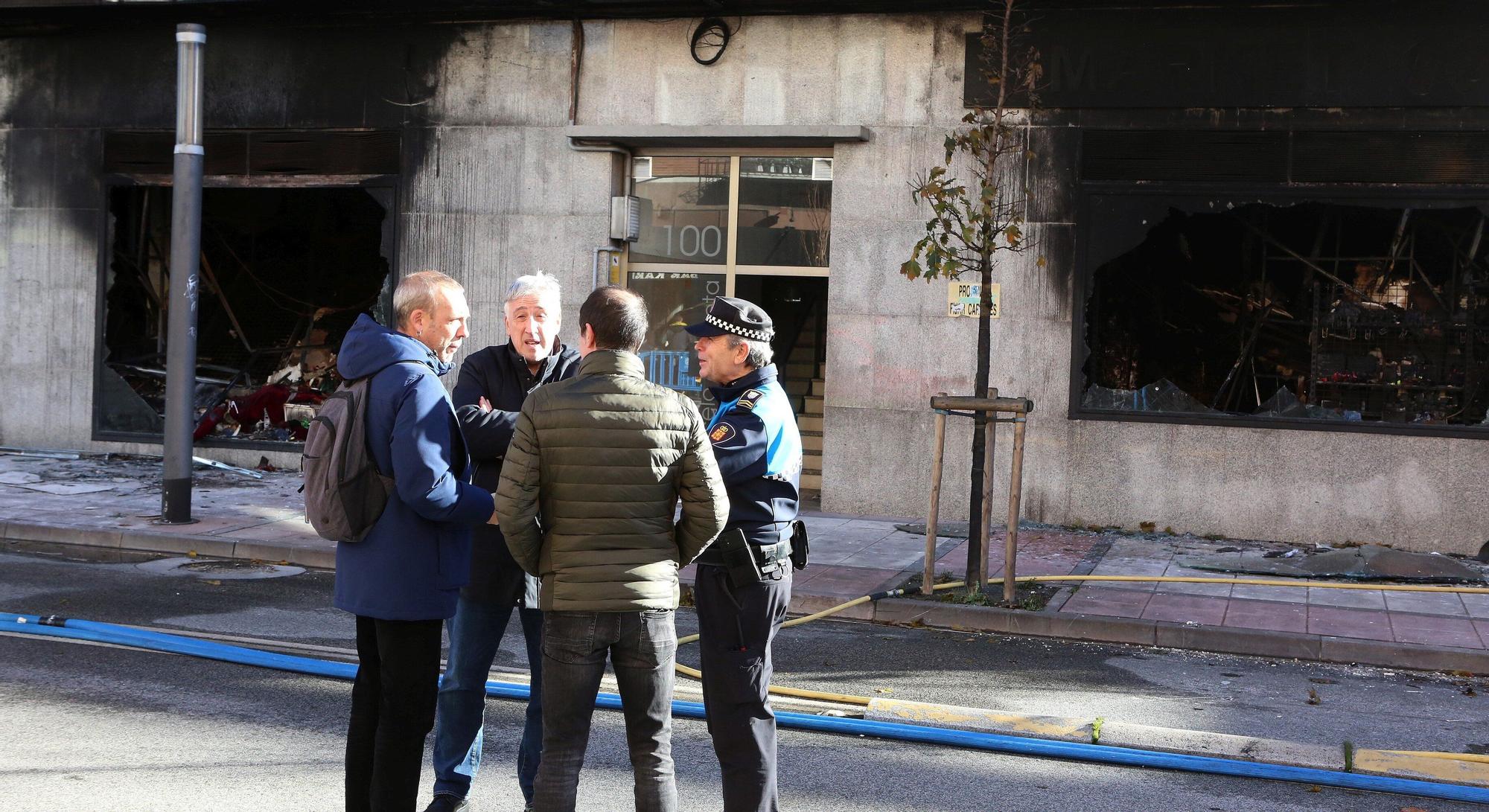 El alcalde de Pamplona visita la zona afectada por el incendio en la Rochapea