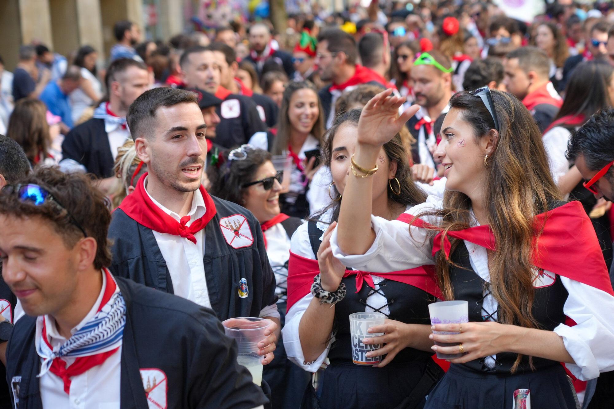 En imágenes: Blusas y neskas desfilan en el primer paseíllo