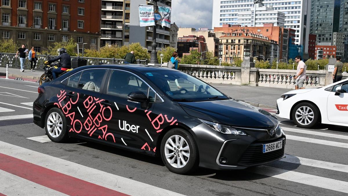 Un vehículo de Uber circulando por las calles de Bilbao