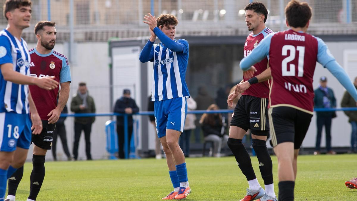 Pinillos aplaude a sus compañeros durante el partido contra el Real Unión.