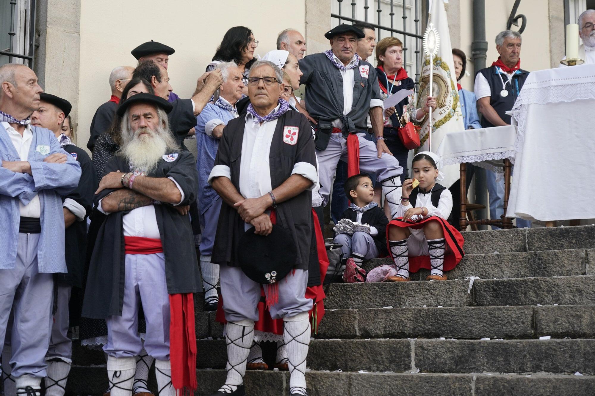 En imágenes: Miles de vitorianos acompañan a la Virgen Blanca en el Rosario de la Aurora