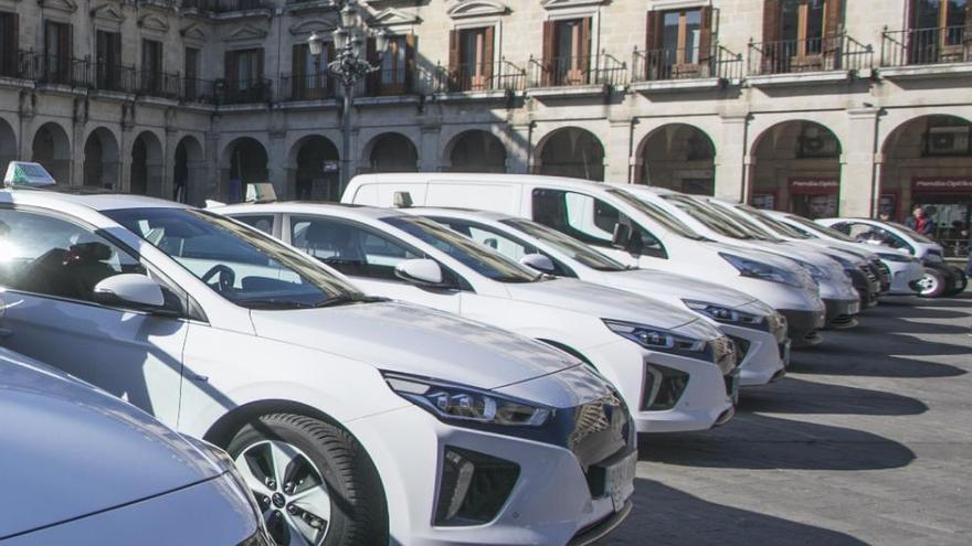 Vitoria suma cinco taxis y una furgoneta de reparto eléctricas
