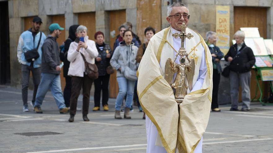 El Ayuntamiento de Pamplona recibe la visita del Ángel de Aralar