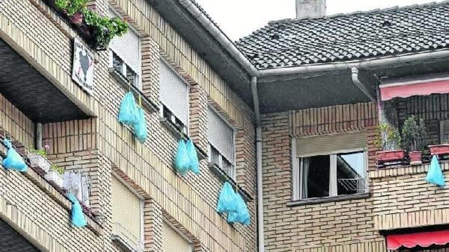 Diversas familias de Bergara y Oñati han colgado bolsas de basura en sus balcones para protestar contra el &#039;puerta a puerta&#039;.