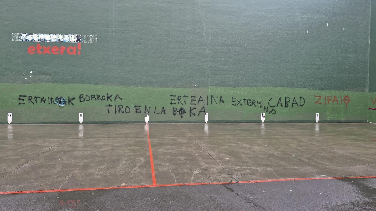 Pintadas en Hernani contra Ertzaintza y Bingen Zupiria