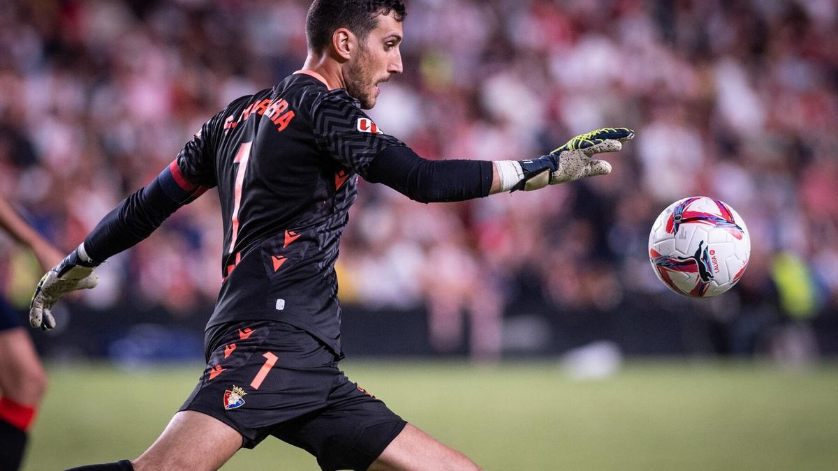 Sergio Herrera realiza un saque.