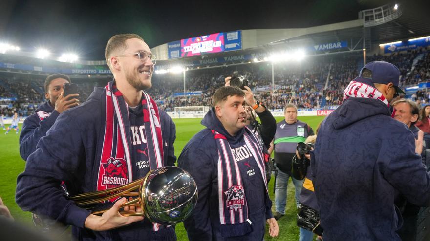 Subidón en 'Mendi' con el homenaje al Baskonia