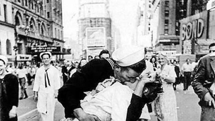 El primer beso gay en la Marina de EE.UU da la vuelta al mundo