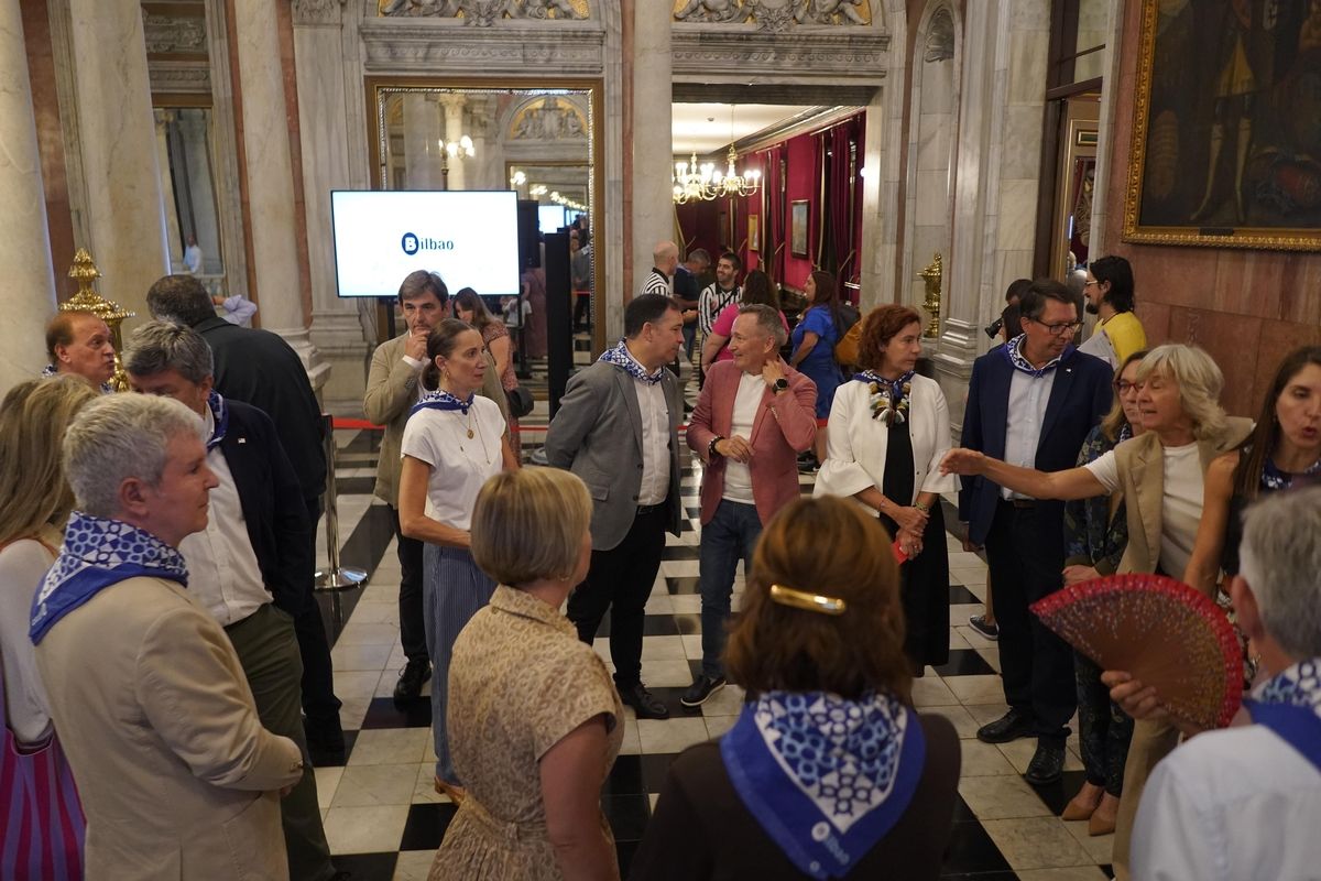 Recepción a la sociedad bilbaina en el Ayuntamiento de Bilbao