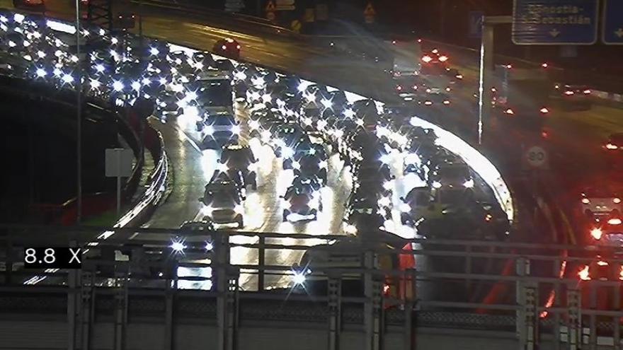 Un carril cortado y retenciones en Rontegi, en sentido Galdakao, por un accidente múltiple