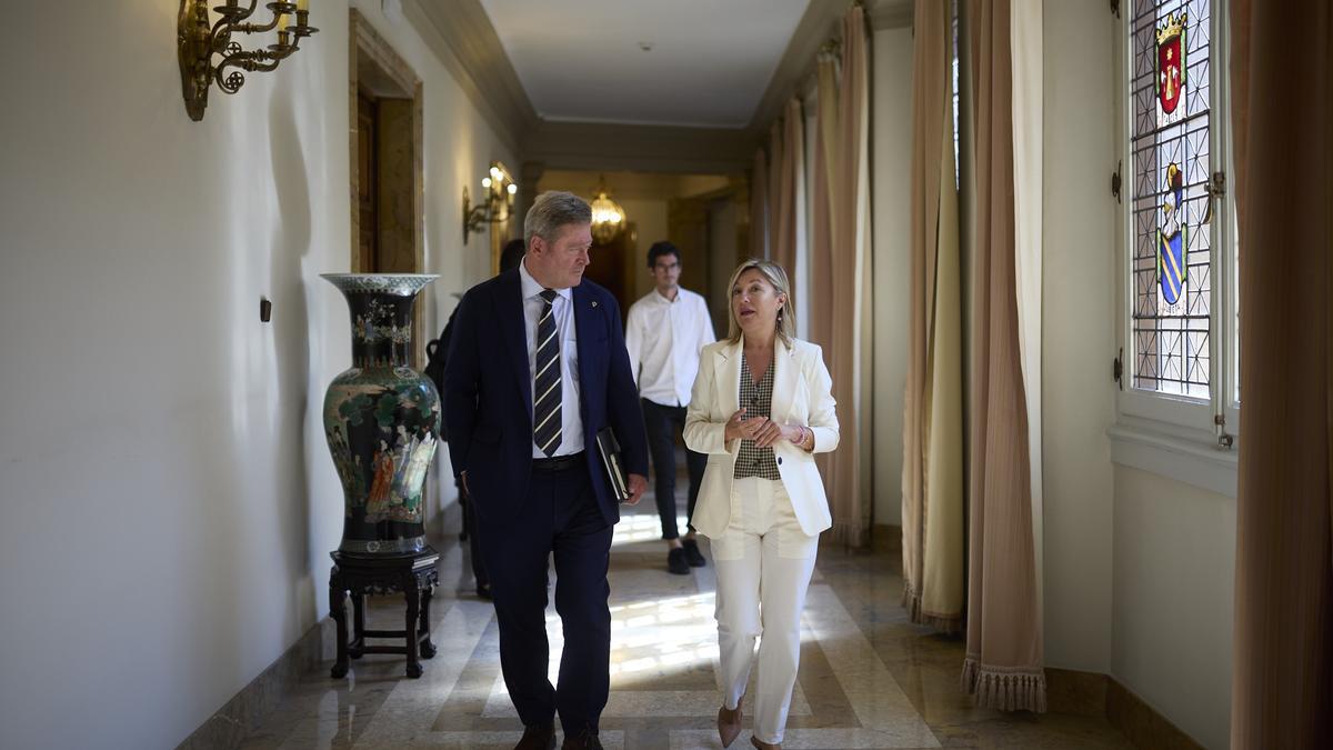 La consejera de Interior, Amparo López, junto a su homólogo del Ejecutivo Vasco, Bingen Zupiria, en los pasillos del Palacio de Navarra.