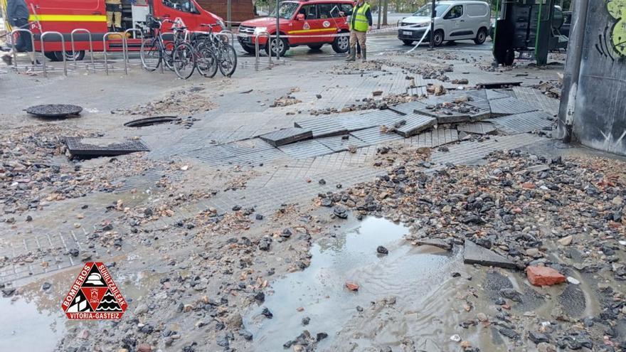 Una avería en una tubería de la calle Basoa provoca cortes de tráfico