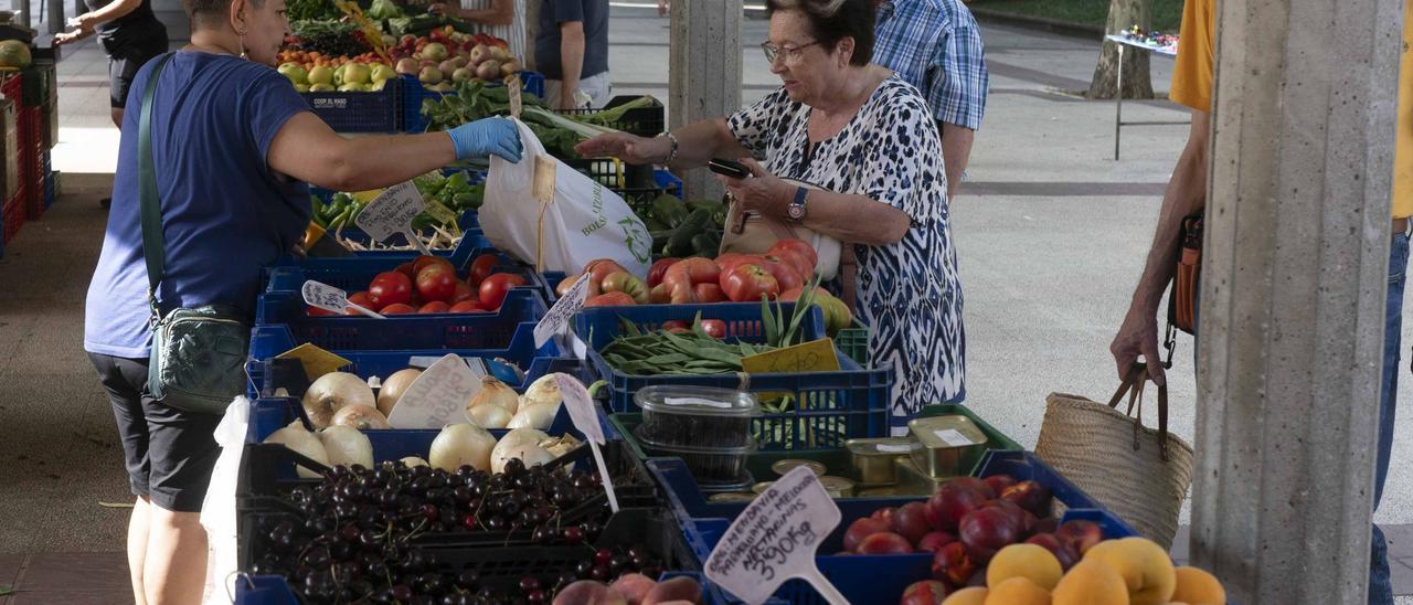 En imágenes: Compras bajo el sol en el mercado de Simón Bolívar