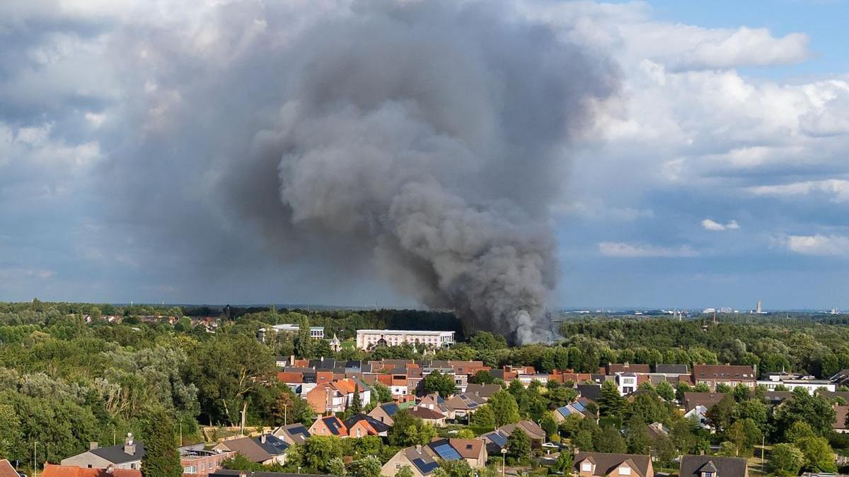La enorme columna de humo provocada por el incendio en Tomorrowland en la localidad de Boom.
